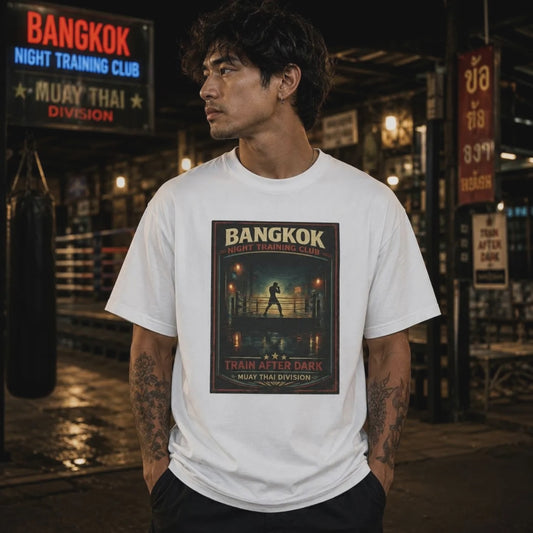 Bangkok Night Training Club T-Shirt – Muay Thai Boxing & Streetwear mit Retro-Poster-Print