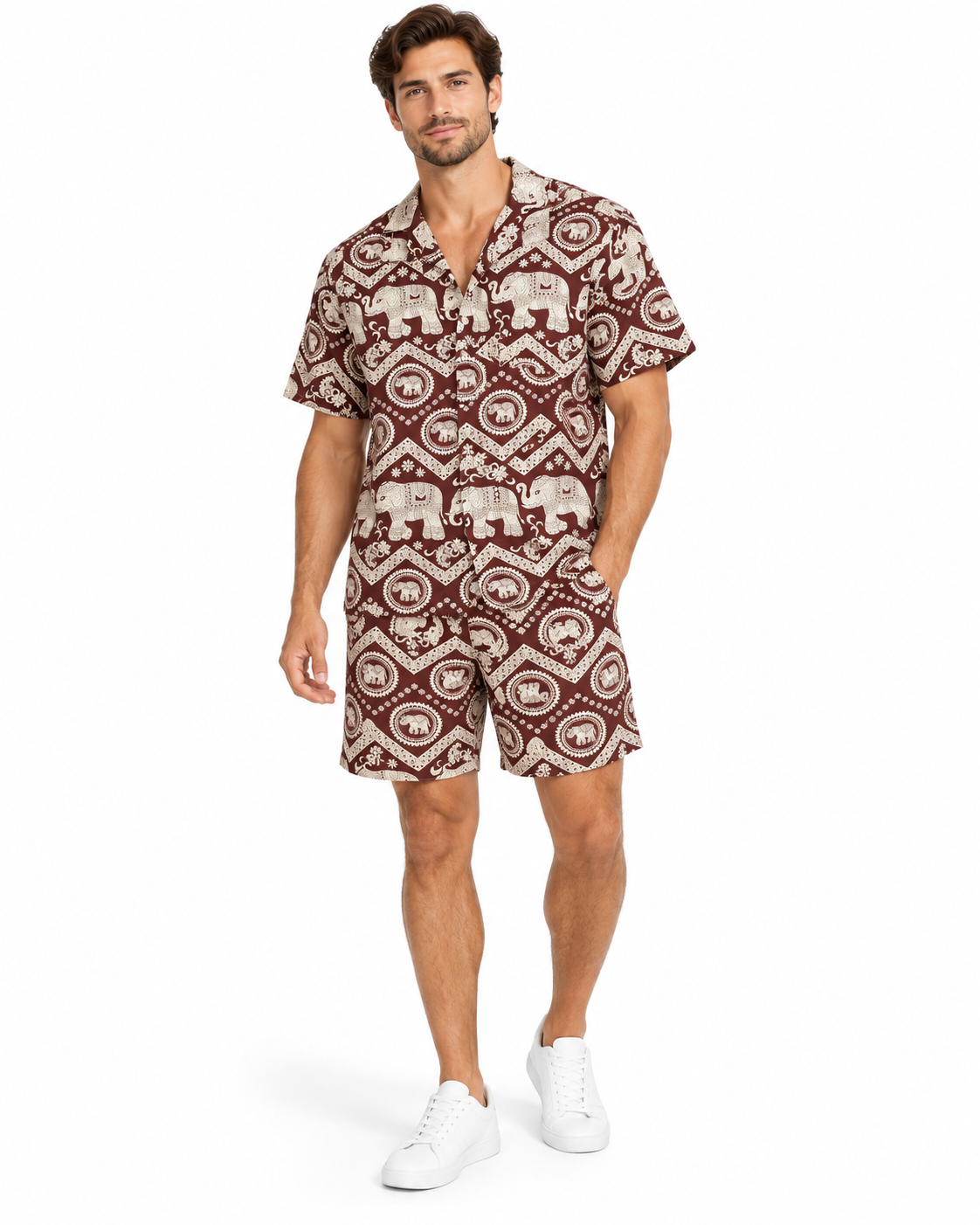 KI-Produkt-Mockup: Herren-Set aus Kurzarmhemd und Shorts in Braun/Creme mit Elefantenmuster, am Model vor weißem Hintergrund