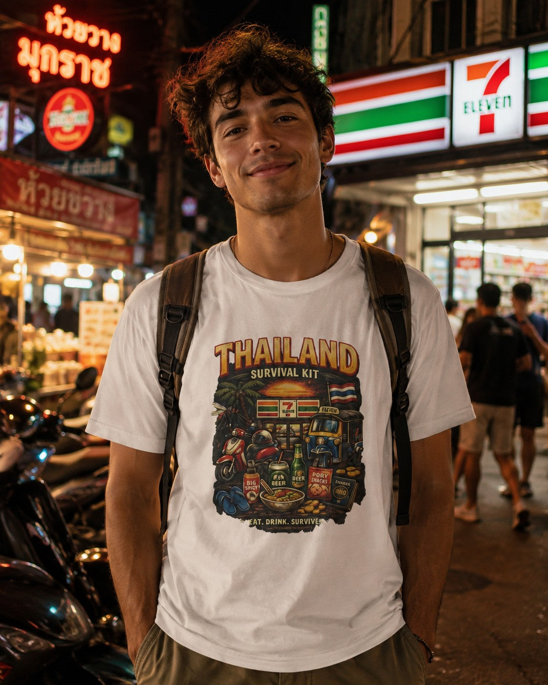 Thailand Survival Kit T-Shirt am Model — Backpacker trägt Funny Thailand Streetwear am Nachtmarkt vor 7-Eleven